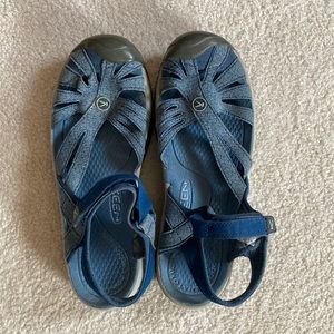 Keen Women’s “Rose” sandal. blue, closed toe. Size 10